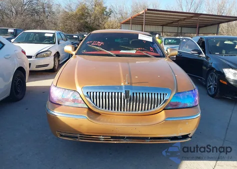 2003 Lincoln Town Car Cartier z USA, uszkodzony, nr VIN 1LNHM83WX3Y633077